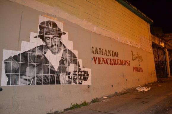 Julián Conrado canta desde las paredes ecuatorianas